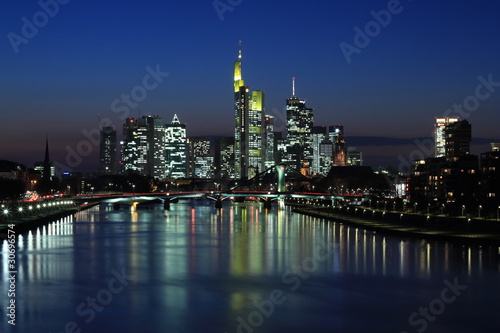 Frankfurt-Skyline bei Nacht zur blauen Stunde