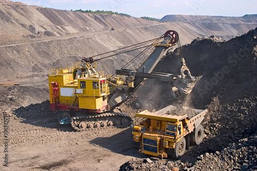 Obraz na płótnie big yellow mining truck