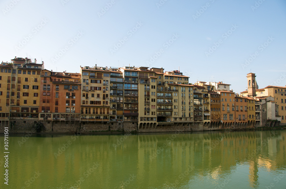 Les maisons le long de l'Arno à Florence en Toscane, Italie