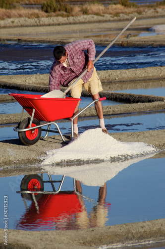 paludier dans les marais salants de guérande