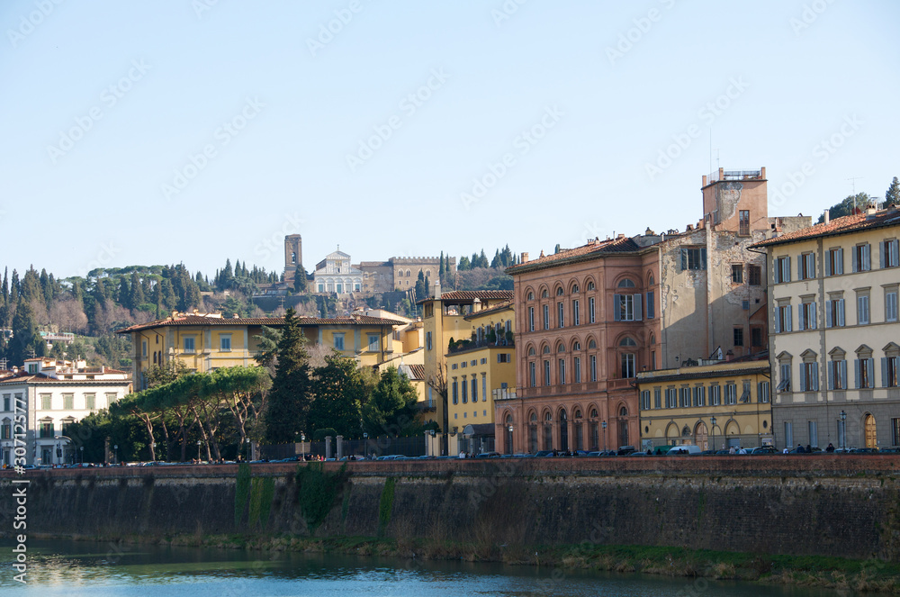 Les maisons le long de l'Arno à Florence en Toscane, Italie	