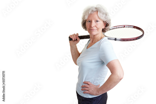 Seniorin trägt Tennisschläger © Robert Kneschke