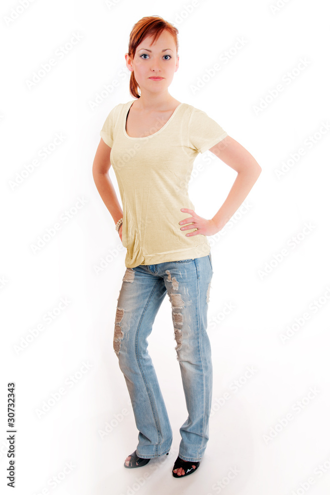 Junge rothaarige Frau in Freizeitkleidung 501 g Junge rothaarige Frau in Freizeitkleidung 501 g