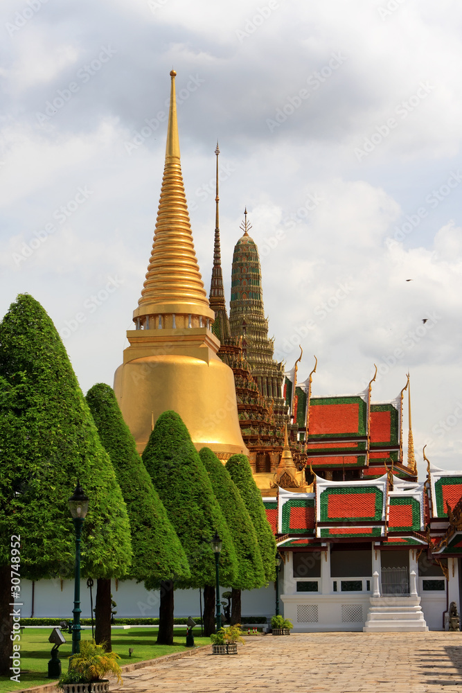 Fototapeta premium Golden Stupa - Grand Palace - Bangkok