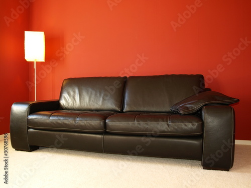 czrna skórzana sofa photo