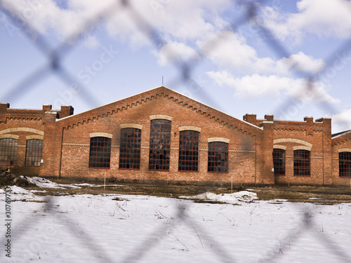 Building behind fence © gemenacom