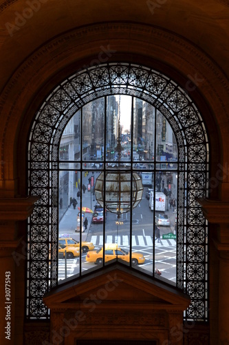 Straße durch ein Fenster gesehen, New York