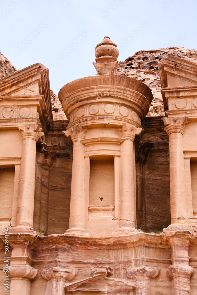 antiker Tempel in der Wüste von Petra, Jordanien