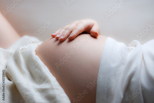 schwangere Frau mit Hand auf dem Bauch - soft photo