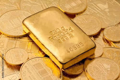 Geldanlage in echtem Gold als Goldbarren und Goldm