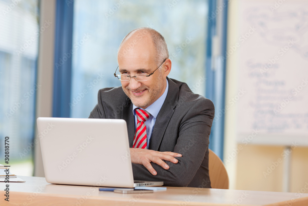 geschäftsmann schaut auf laptop