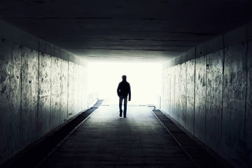 Fotobehang Tunnel Silhouet van wandelende man in tunnel  © GVS