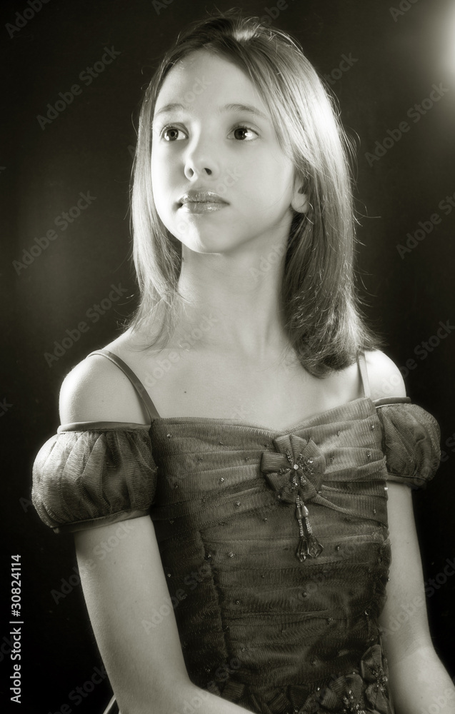 portrait d'une jeune en noir et blanc