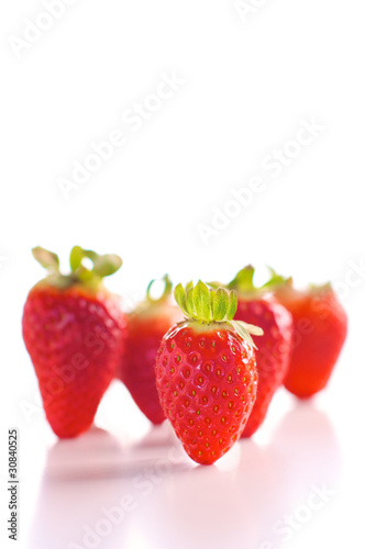 Erdbeeren auf spiegelndem Untergrund