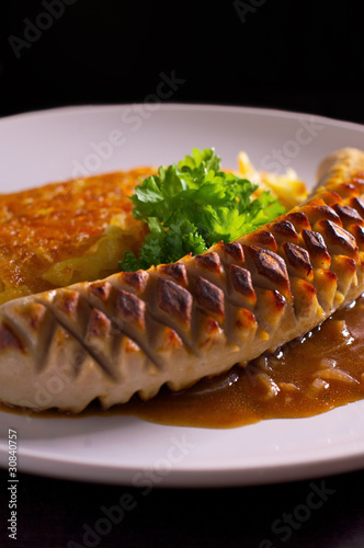 Bratwurst mit Zwiebelsauce und Rösti