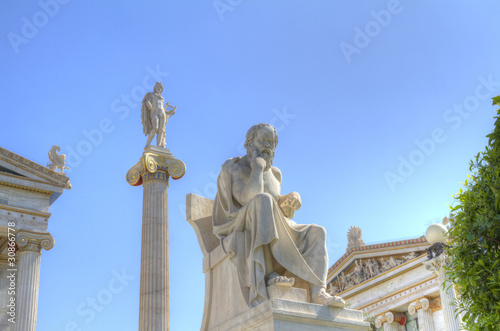 Fotografie statues of Apollo and Socrates in the Academy of Athens