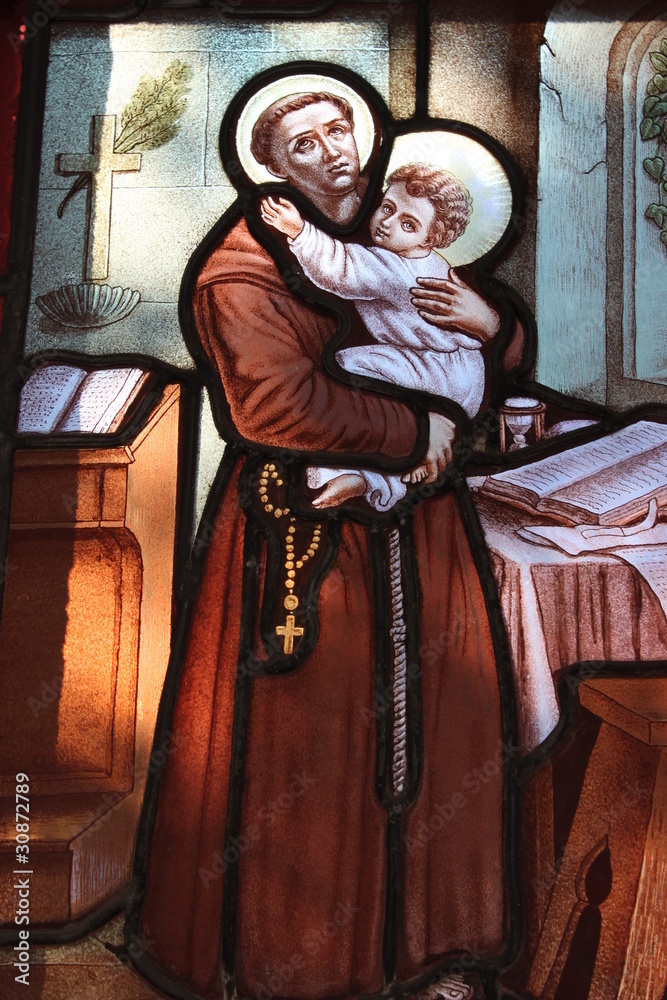Moine avec un enfant dans les bras, vitrail d'un caveau du cimetière de Passy à Paris	