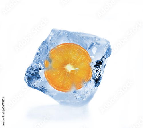 Fototapeta Naklejka Na Ścianę i Meble -  Orange slice in ice cube