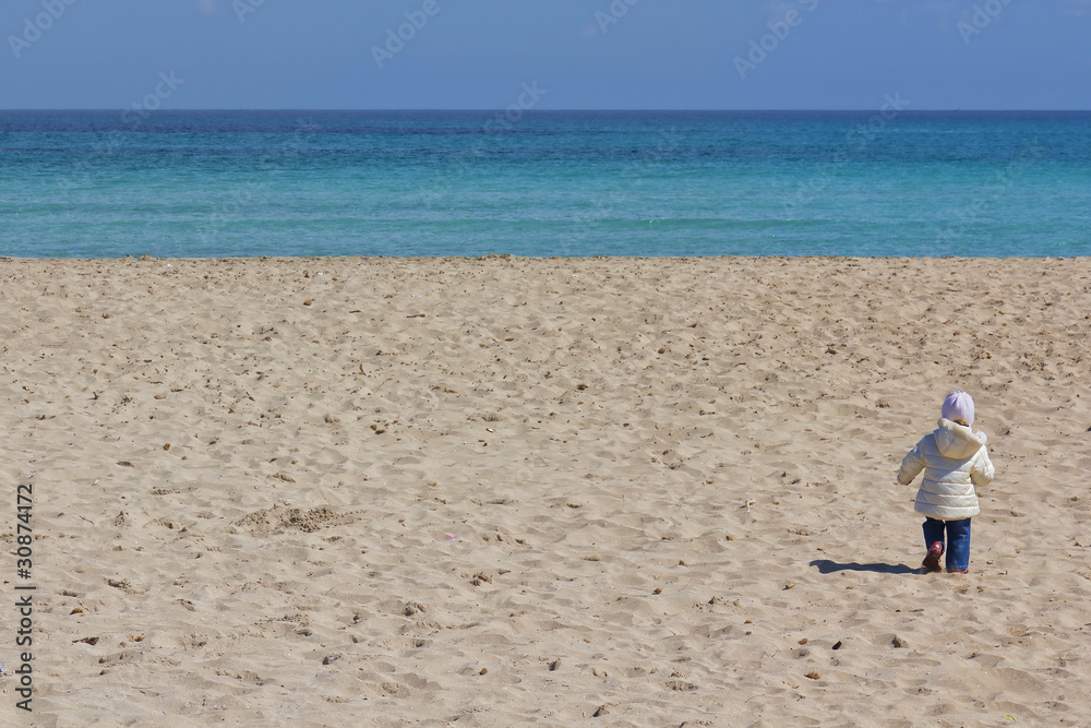 Bambino che gioca in spiaggia a Mondello - Palermo Bambino che gioca in spiaggia a Mondello - Palermo