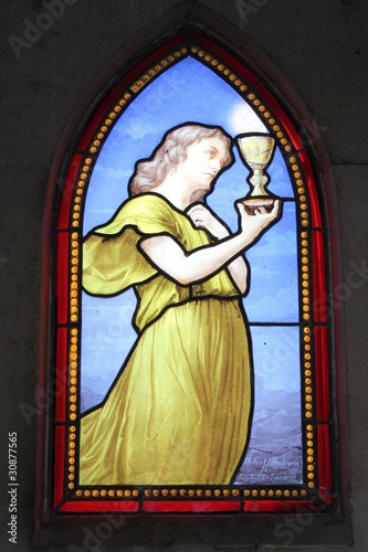 Le Saint graal, vitrail d'un caveau du cimetière de Passy à Paris