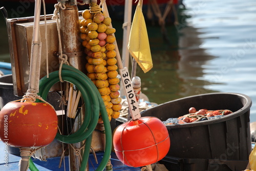 reti da pesca e segnali colorati