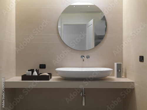 lavabo di ceramica bianca in un bagno moderno photo