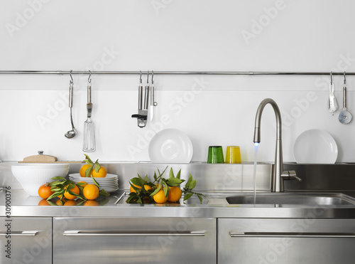 lavello di acciaio in cucina moderna con stoviglie e rubinetto