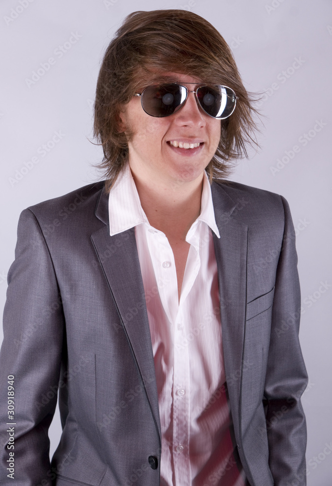 jeune homme avec des lunettes de soleil