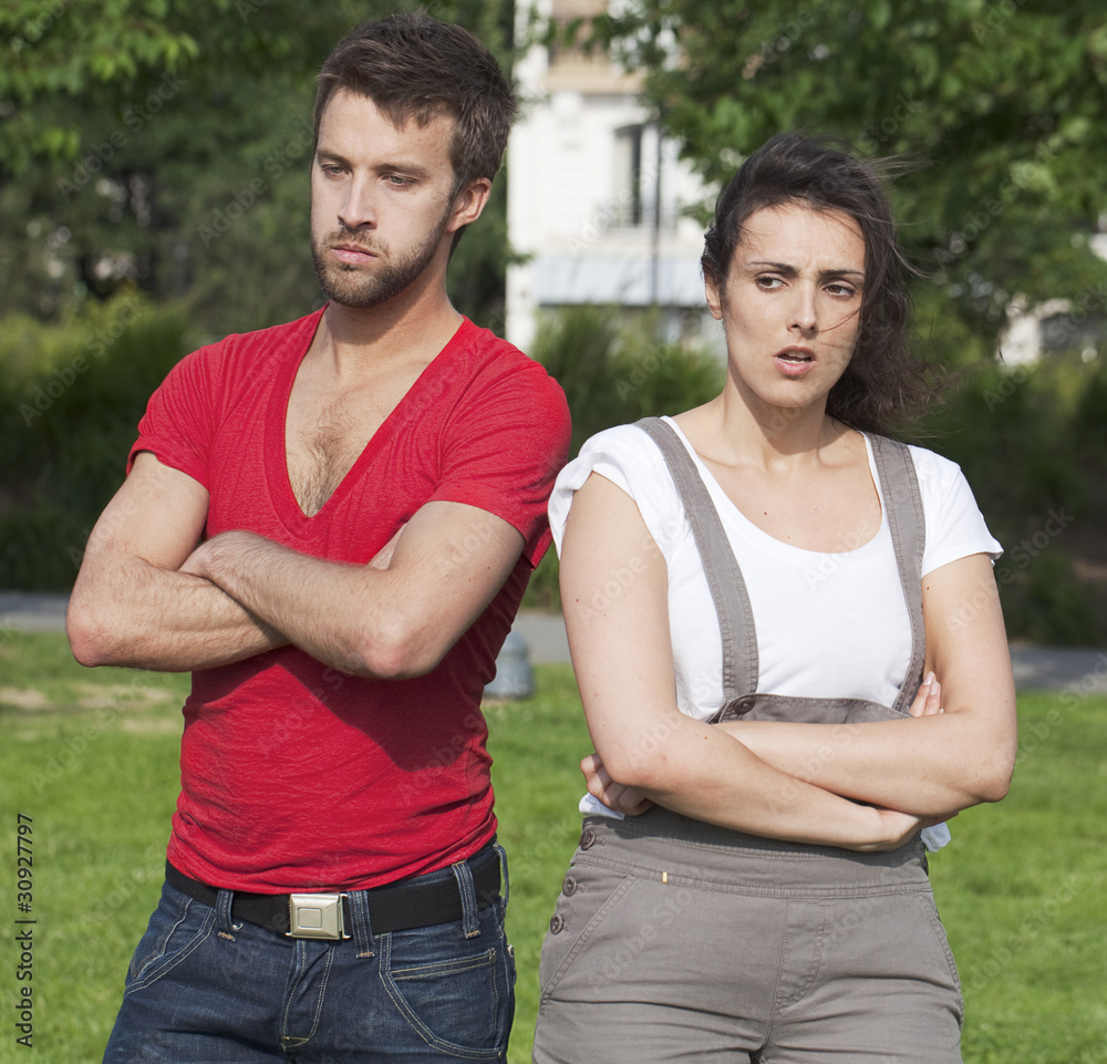 jeune couple opposé en conflit