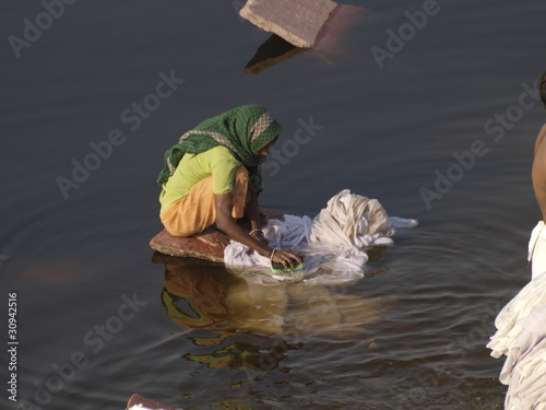 Lavando la ropa en la India photo