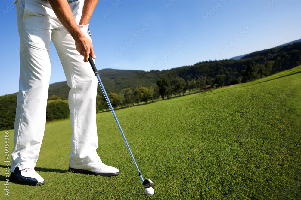 Fototapeta premium Man playing golf