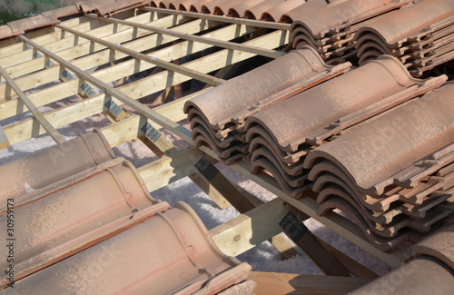 Retrait des tuiles pour poser des panneaux solaires