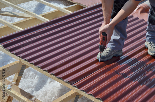 Toiture étanche et isolée pour des panneaux solaires