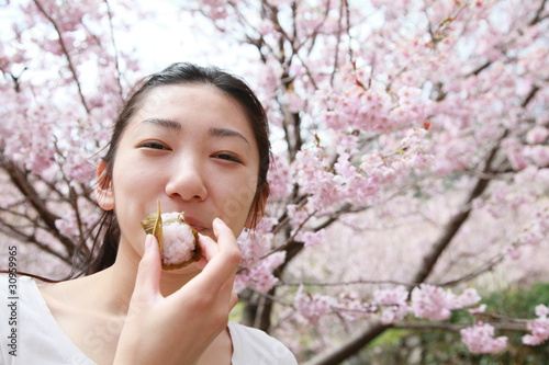 桜餅を食べる女性 photo