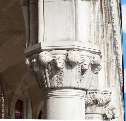 Colonne del palazzo del Doge a Venezia photo