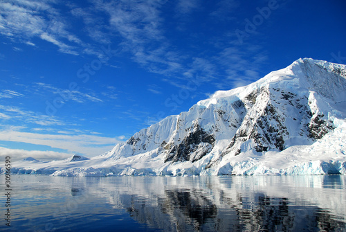 Foto view of antarctic landscape, sunny skies