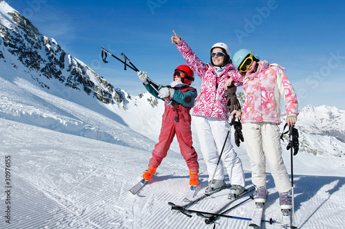 ski , enfant montrant du doigt