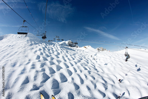 Piste de ski avec bosses photo