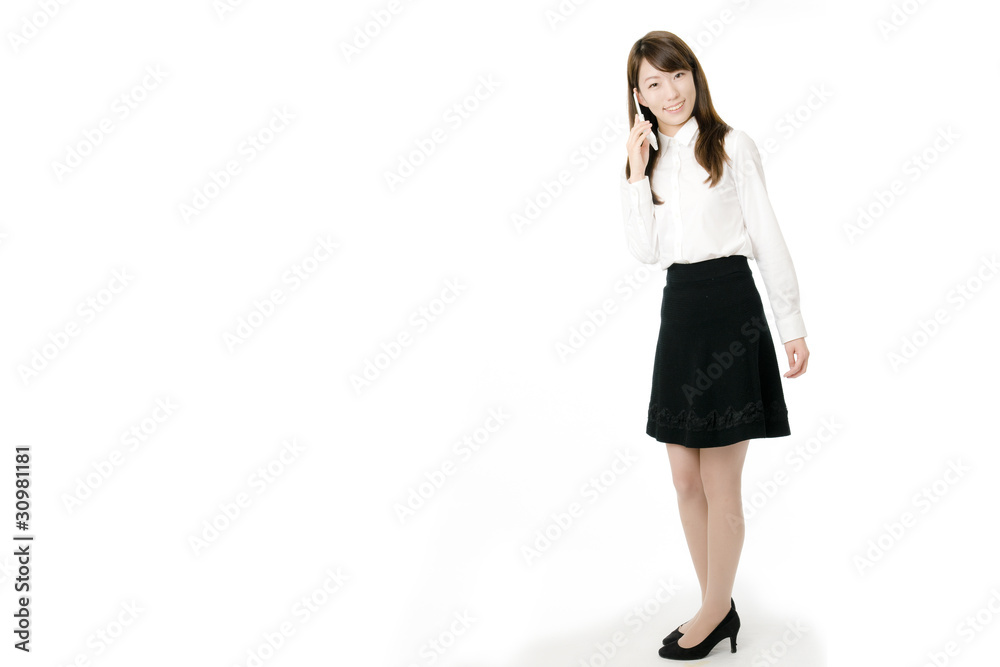 電話をかける女性社員 電話をかける女性社員