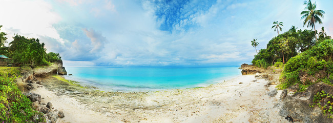 Acrylglasbilder Tropischer Strand Tropisches Panorama mit Palmenstrand  © Olga Khoroshunova