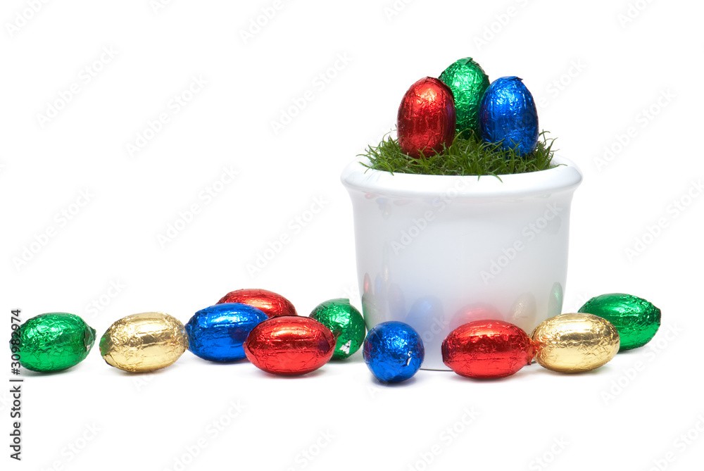 Blumentopf mit Gras dekoriert mit Ostereiern Blumentopf mit Gras dekoriert mit Ostereiern