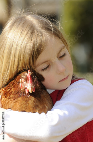Kleines Mädchen mit Huhn