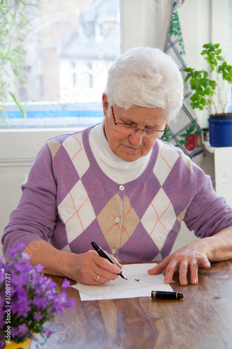 Alte Frau beim Schreiben