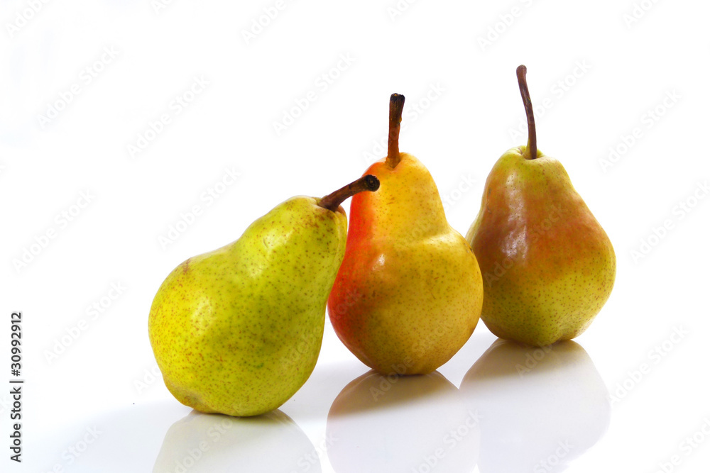 Drei Birnen auf weißem Hintergrund / Three Pears on a white back Drei Birnen auf weißem Hintergrund / Three Pears on a white back