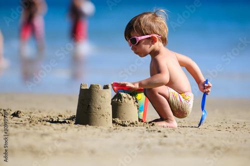 Niño jugando en la arena de la playa