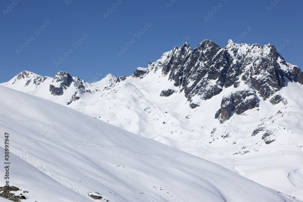 Snowy peaks inthe Alps