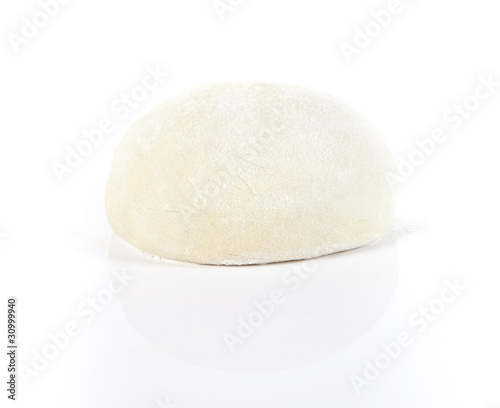 pate à pizza sur fond blanc