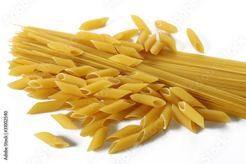 due tipi di pasta su sfondo bianco