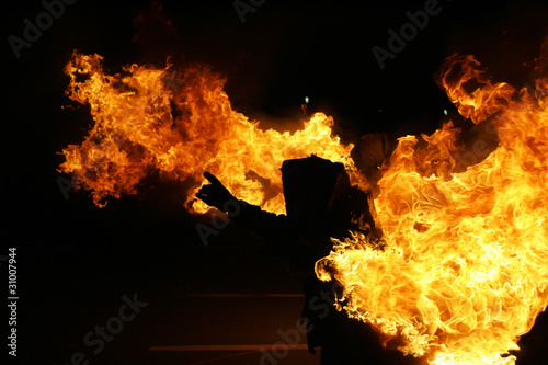 Cuadro en lienzo Burning stunt man showing a fire show