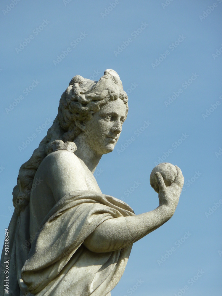 Statue mit Apfel